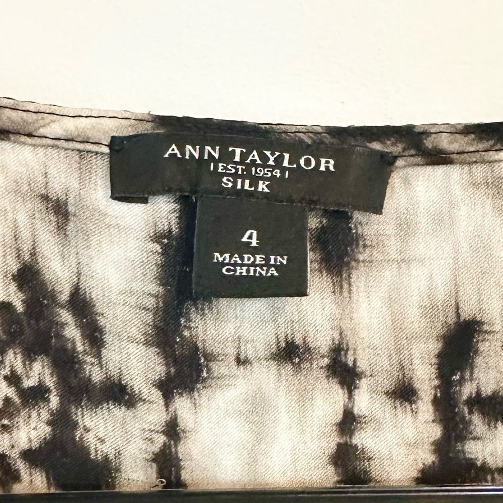 Ann Taylor Patterned Silk Sleeveless Ruffle Neck Top - Size: 4 - Picture 2 of 5
